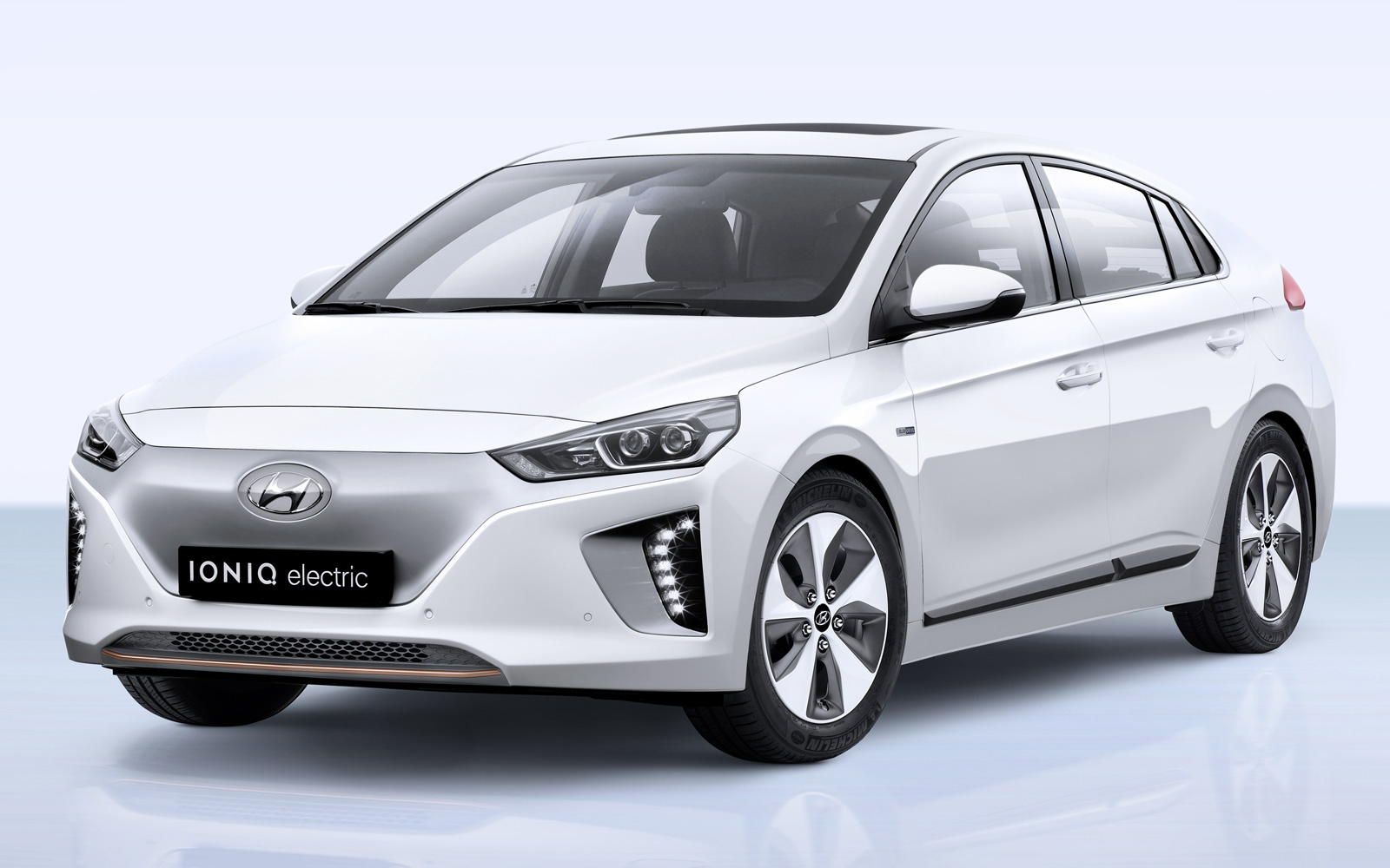 Hyundai IONIQ Electric - цена и характеристики, фотографии и обзор