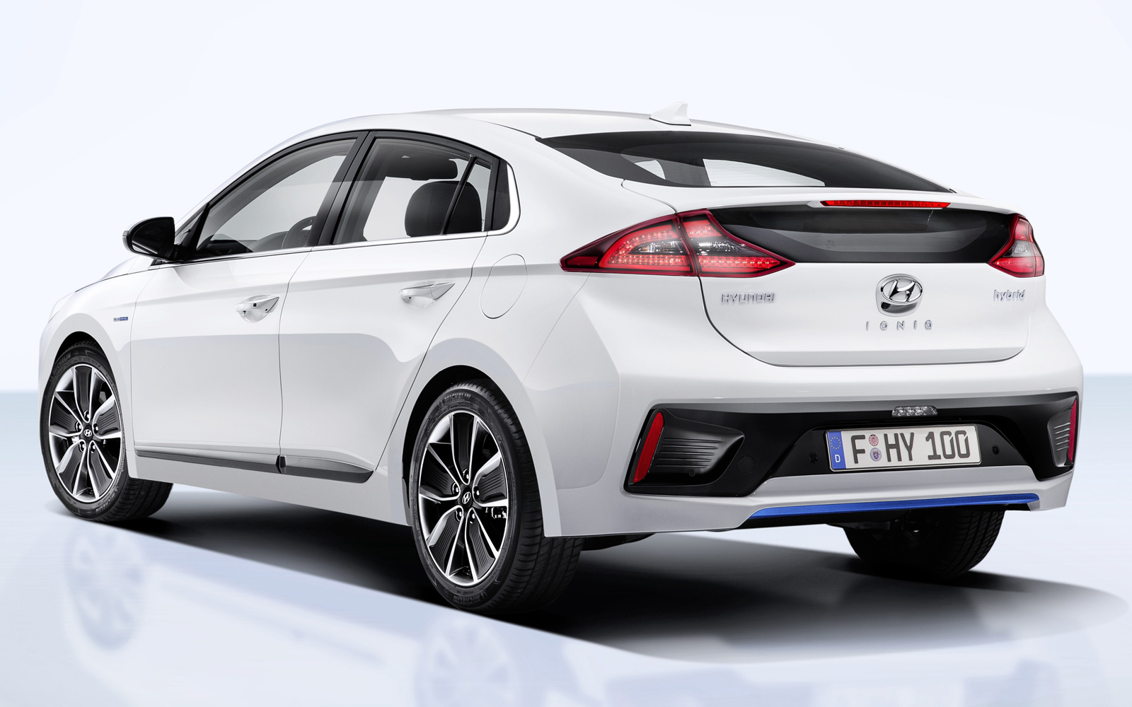 Hyundai IONIQ Hybrid - цена и характеристики, фотографии и обзор